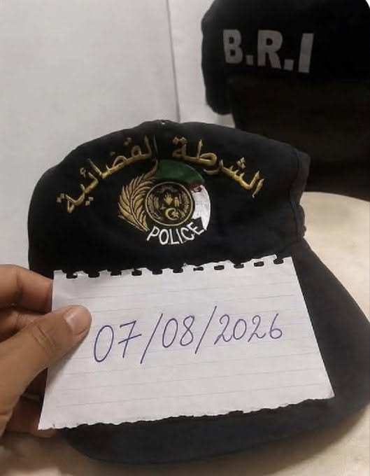 elouazanisabir's tweet photo. دعوات للتظاهر في الجزائر... هل تعكس مؤشرات تململ داخل بعض الأجهزة الأمنية؟

تتزايد في الآونة الأخيرة على منصات التواصل الاجتماعي منشورات تتحدث عن وجود حالة من التململ داخل بعض مكونات جهاز الشرطة القضائية في الجزائر، بالتزامن مع الدعوات المتداولة لتنظيم احتجاجات يوم 7 غشت. ويروج أصحاب هذه الروايات لفكرة مفادها أن عدداً من العناصر الأمنية لم يعد متحمساً للاستمرار في تنفيذ التعليمات المتعلقة بالتعامل مع الاحتجاجات، معتبرين أن الضغوط الاقتصادية والاجتماعية المتصاعدة باتت تؤثر حتى في المؤسسات التي ظلت تُعد من أكثر ركائز الدولة تماسكاً.

وفي السياق ذاته، تسعى هذه الخطابات إلى الإيحاء بأن الأزمة المعيشية، رغم الإمكانات الطبيعية الكبيرة التي تزخر بها الجزائر، قد أفرزت تصدعات داخل بعض مؤسسات الدولة، في محاولة لربط الاحتقان الاجتماعي بإمكانية حدوث تحولات في مواقف بعض الأجهزة الأمنية. كما تقدم هذه المنشورات أي تغير محتمل في مواقف بعض العناصر باعتباره مؤشراً على اقتراب مرحلة جديدة من الحراك الداخلي، وهي سردية يجري الترويج لها على نطاق واسع عبر الفضاء الرقمي، دون الاستناد إلى معطيات رسمية أو أدلة ميدانية تثبت صحة هذه الادعاءات.