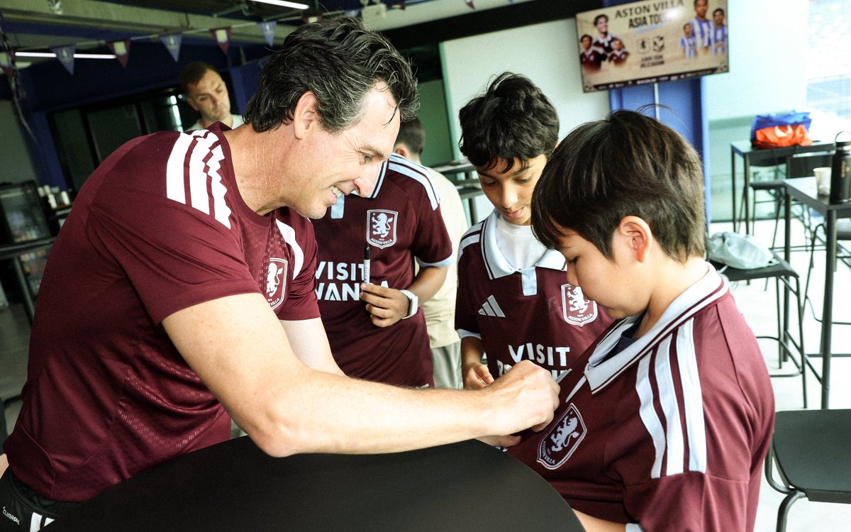 AVFCOfficial's tweet photo. Out and about with The Boss in Thailand 🙌 https://t.co/LdvBAcFVmx