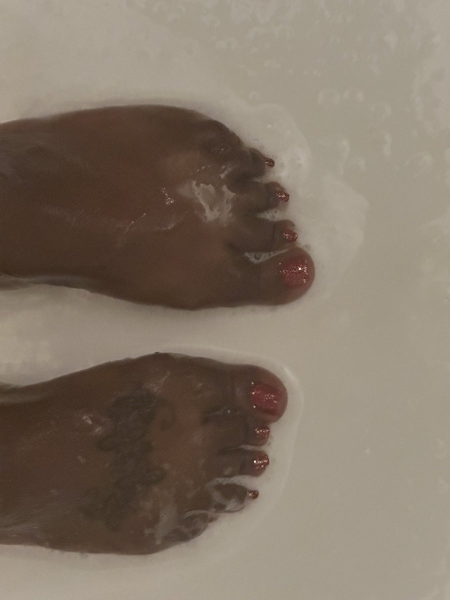 TWebber0212's tweet photo. 👣 💕🫦Just me, warm water, and a little tlc… 🚿👣💦💕

Some people sing in the shower… I just let my pretty toes 🦶🏾 takeover the show. 🫦💕

Would you rather be relaxing under the water or admiring the view? 👀👣🫦💕#PrettyToes #ShowerVibes #prettyfeetgang https://t.co/9JXFMNRv4h