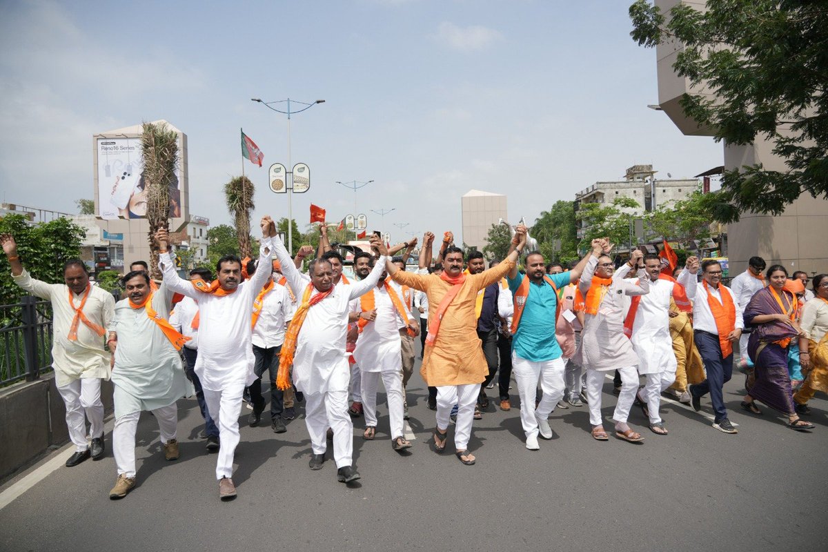 BJP4Gujarat's tweet photo. સંત શિરોમણી શ્રી ગુરુ રવિદાસ મહારાજની 650મી જયંતી નિમિત્તે સમરસતાના સંદેશ સાથે કાશીથી કર્ણાવતી સુધી નીકળેલી કળશ યાત્રાનું 'કર્ણાવતી મહાનગર'માં ભવ્ય આગમન...

#SamrastaSankalpAbhiyan https://t.co/i5v5s3A6QB