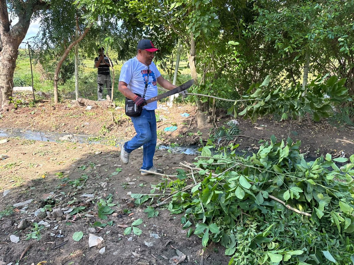 INPEC_Colombia's tweet photo. 🙌🏻 ¡Menos palabras, más acciones!
En 📍#Magangué, personas privadas de la libertad intervinieron el barrio Macondo con labores de embellecimiento y mantenimiento, llevando la justicia restaurativa más allá de los establecimientos penitenciarios.
👍🏻#BuenaEsa https://t.co/KVXOXplLhb