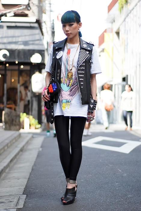 fashionsnap's tweet photo. 【あの頃スナップ】FASHIONSNAP編集部に眠る、ストリートスナップの膨大なアーカイヴたち。今回は今から17年前、2009年8月のスナップ写真をピックアップ。あの頃のストリートでは何が流行ってた？誰が目立ってた？ https://t.co/U65Pv0YS23
