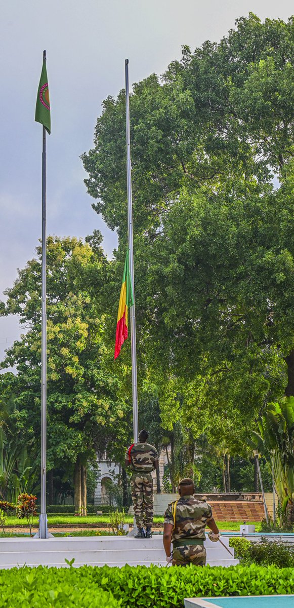 PresidenceMali's tweet photo. Le Pdt de la Transition, SE. le Général d’Armée Assimi GOÏTA, Chef de l’État, a présidé ce lundi 03 août 2026, la traditionnelle cérémonie mensuelle de montée des couleurs au palais de Koulouba. La cérémonie a enregistrée la présence massive  des collaborateurs du Chef de l’Etat. https://t.co/4q91ydzn1X