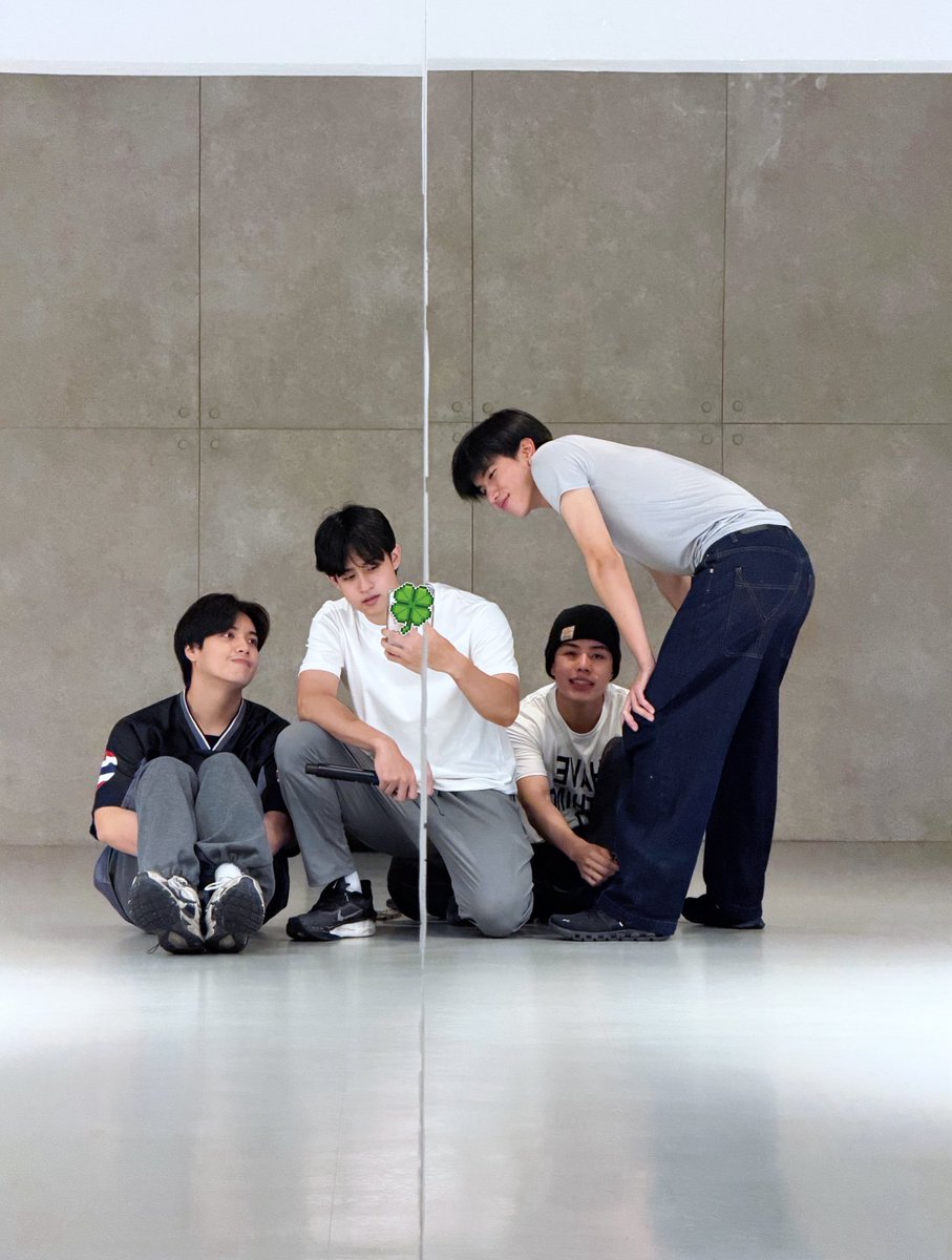 clo_ver_riser's tweet photo. มาเหอะบี๋ ตี๋อยากเจอ😎
FELIZZ &amp; CLO’VER HAPPENING STAGE🐱🍀

📅 5 AUG 2025 
🕣 SHOWTIME : FELIZZ 6 PM | CLO‘VER 7 PM
📍 One Bangkok Park

#FELIZZ 
#CLO_VER
#RISERMUSIC https://t.co/z39DduIMWO