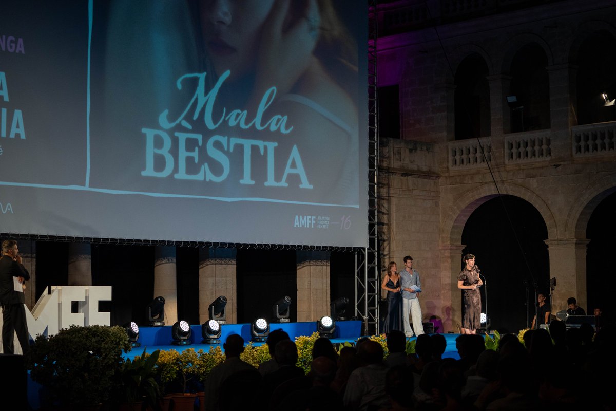 DAMAUTOR's tweet photo. 'Mala bèstia', de Bàrbara Farré, ha recibido el 🏆 Premio DAMA Agustí Villaronga a la Mejor Película Nacional en la 16ª edición del @atlantidafilm.

La presidenta de DAMA, Virginia Yagüe, hizo entrega del premio ayer domingo durante la gala de clausura del festival. https://t.co/7vMFHHMsVR