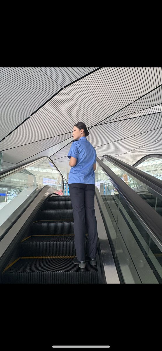 texaninRI2's tweet photo. 下班回宿舍随便拍一张，��发乱了都懒得管…

其实乘务员也没那么光鲜，就是普通打工人，有想听真实故事的吗？私信来～ https://t.co/886p8qzPOr
