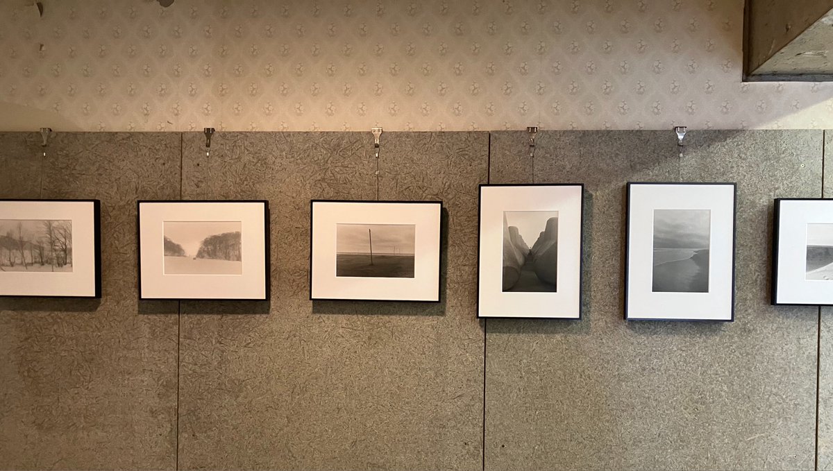 ___Jonism_____'s tweet photo. 楢林洋介さん個展『砂はつもり 水は流れる episode2.』お邪魔してきました。どうしてもプリントを生で見たかった展示。被写体ではなく印画紙の質感でタイトルを表現されている…！と感動。ご本人様とも色々お話できて楽しかったです。同時開催の暗室用品バザール、まんまとお財布の紐が緩みました。 https://t.co/nAxBr0QzMT