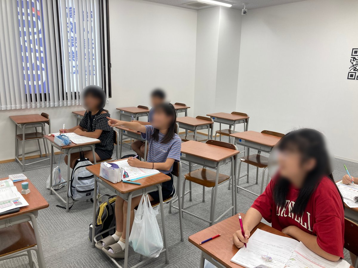 quard_official's tweet photo. クオード鎌取校の夏期講習の様子です！

クオードならではの双方向の授業が展開されている一方、自習室では受験生が黙々と勉強しています。

自習室には多くの受験生がいるにも関わらず、静かで集中しやすい空間になっていました。

夏はまだ始まったばかり！
頑張れ、受験生！ https://t.co/v7paa8jVgR