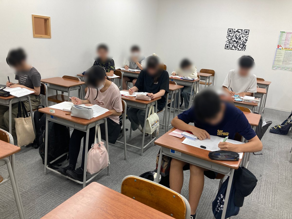 quard_official's tweet photo. クオード鎌取校の夏期講習の様子です！

クオードならではの双方向の授業が展開されている一方、自習室では受験生が黙々と勉強しています。

自習室には多くの受験生がいるにも関わらず、静かで集中しやすい空間になっていました。

夏はまだ始まったばかり！
頑張れ、受験生！ https://t.co/v7paa8jVgR