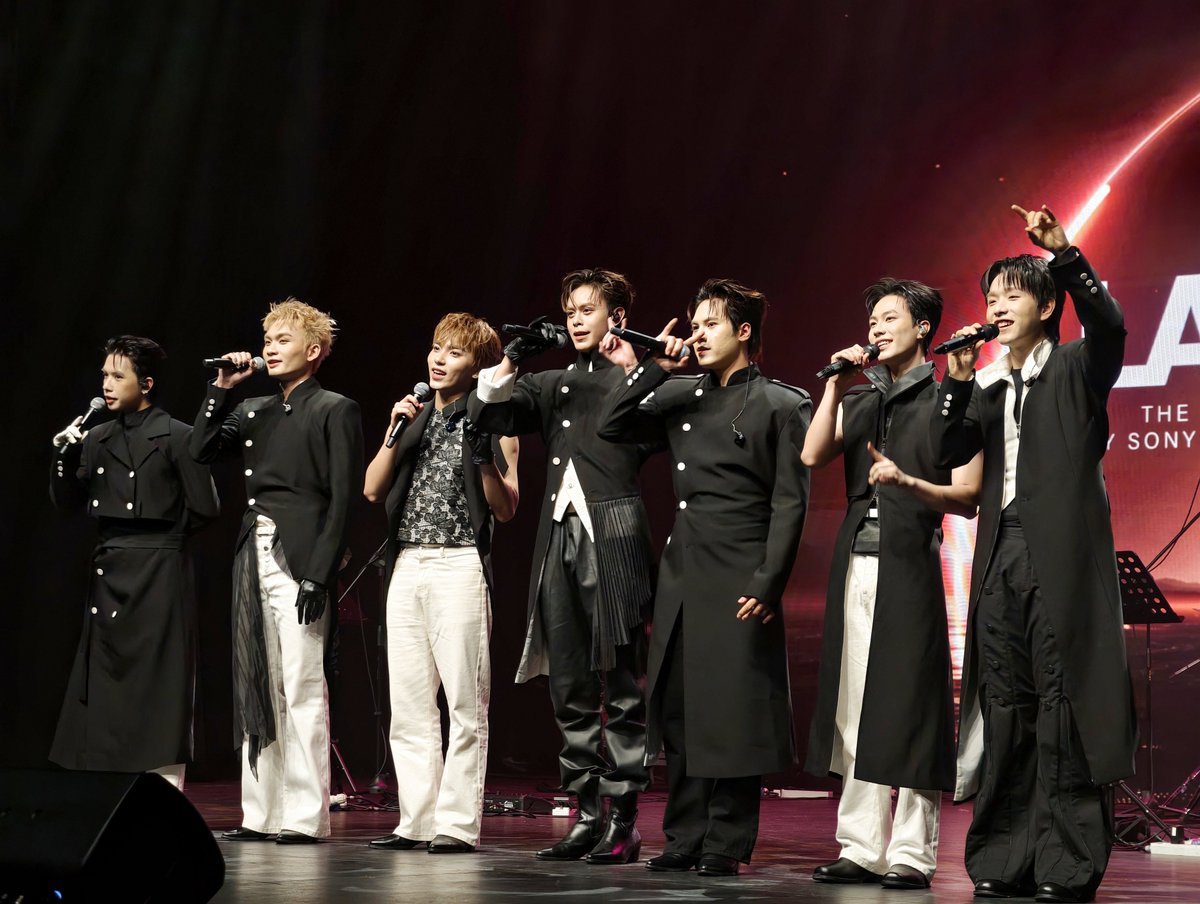 MinhXuan_Nguyen's tweet photo. This is UPRIZE - the new generation of idol group in Vietnam!
Chúc mừng mấy đứa đã có lịch trình quốc ngoại đầu tiên thành công 💙

#UPRIZE
#LaunchpadExperience #SonyMusicMalaysia https://t.co/RziEEKpGWz