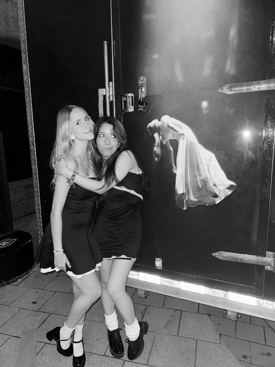 cat1uvr's tweet photo. @TeamAriana me and @carlillac were there mtl n3 petal release date<333 :,) . ꕤ ｡° such a special show https://t.co/1dKbmuZOpw