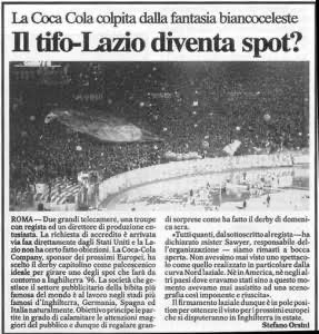 GiGiSSLazio's tweet photo. Immaginate se il 98% dei clienti di Coca-Cola smettesse oggi di comprarla.

Non perché preferisce la Pepsi.
Ma solo per contestare l’attuale Presidente esecutivo, ritenuto responsabile di aver depauperato il prodotto e snaturato un marchio con oltre 130 anni di storia e tradizione.

Ci sarebbe un’unica domanda al centro del dibattito: “cosa ha fatto James Quincey (executive chairman) per causare tutto ciò?”

E invece no.
Perché se quella Coca-Cola si chiama #Lazio, inizia il mondo al contrario e ognuno deve dire la sua (cazzata).

Editoriali che spiegano ai clienti Coca-Cola tutte le più assurde ragioni affinché debbano tornare a comprarla.
Clienti di Pepsi, Fanta e Sprite che pretendono di insegnare ai clienti Coca-Cola cosa significhi “amare davvero il marchio”.
Dipendenti Coca-Cola che hanno sempre preferito Pepsi e lavorano lì per caso, senza qualifica alcuna, che si arrogano il diritto di lanciare appelli per far sì che quei clienti tornino a consumare il “loro” prodotto.
Opinionisti, o presunti tali, che discutono della protesta senza spendere mezza parola sulle ragioni che l’hanno generata.
E chi più ne ha più ne metta.

Ma Noi, dopo 22 anni in cui l’abbiamo continuata a bere nonostante ormai sia la più becere delle “Guizza Cola”, ci siamo rotti il cazzo.
La Amiamo? Si, anche più di prima e proprio per questo non possiamo più vederla così.

E allora, senza ascoltare nessuno, continuiamo a consumarla solo quando lo vogliamo noi, con chi vogliamo noi, lontano da dove vogliono loro e senza dargli un euro.

Non pretendiamo che capiate.
Ma che ne parliate nei termini corretti o facciate silenzio. Tutto qui.
#Lotitovattene