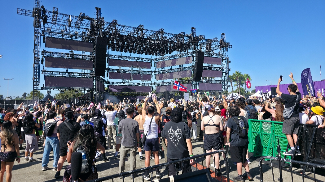 mercaudio99's tweet photo. Day 2 of the Hard Summer Festival was a blast!!!
#liveevents #eventproduction #audioengineer #soundengineer https://t.co/ib5CnOknON