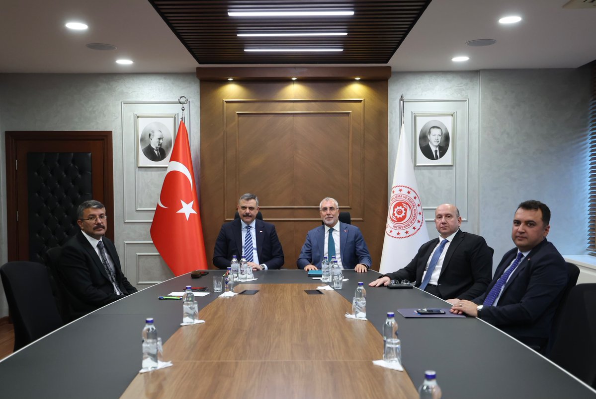 isikhanvedat's tweet photo. İçişleri Bakanımız Sayın Mustafa Çiftçi ile Bakanlığımızda bir araya geldik.

Bakanlıklarımızın ortak çalışma alanlarını güçlendirmek için attığımız adımları ve geleceğe yönelik iş birliği konularını istişare ettik.

📌Görüşmelerimiz neticesinde;

✅Toplum Yararına Programımız çerçevesinde 81 ilimizin Valilikleri’ne 30 bin kontenjan tahsis edeceğiz.

İçişleri Bakanımız Sayın @mustafaciftcitr ve ilgili Valiliklerimize katkıları için teşekkür ediyorum.