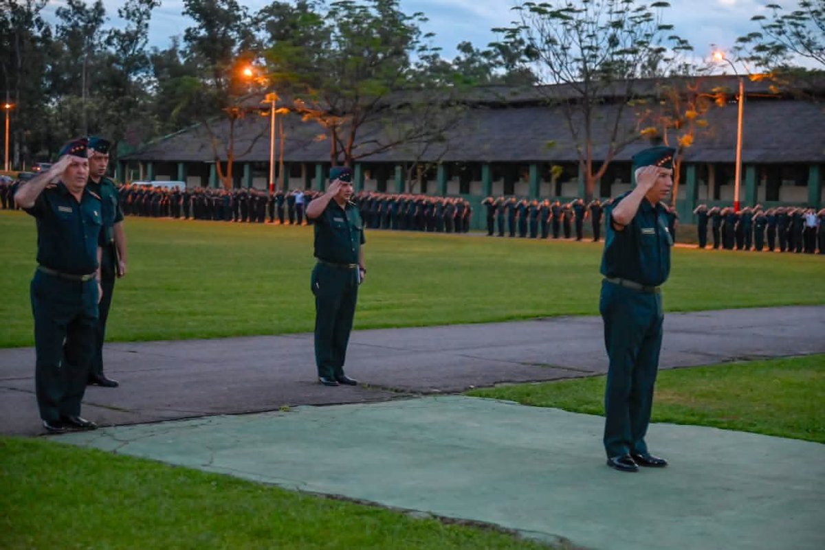 Ejercito_Pyo's tweet photo. https://t.co/DToCJu2g0g
https://t.co/xUxjK4IhBf

🇵🇾 𝐂𝐎𝐌𝐀𝐍𝐃𝐎 𝐃𝐄𝐋 𝐄𝐉𝐄́𝐑𝐂𝐈𝐓𝐎

🔶 En el Cuartel General del Comando del Ejército, se llevó a cabo la ceremonia de izamiento del Pabellón Nacional y entonación del Himno Nacional, presidida por el Señor Comandante del Ejército, Gral Ej Manuel Rodríguez.

🔶 Participaron de esta ceremonia el Señor Jefe del Estado Mayor del Ejército, Gral Div José Santander, Señores Comandantes de Unidades, Directores, Jefes de Departamentos, Oficiales Superiores, Subalternos, Sub Oficiales, Soldados Profesionales y Conscriptos.

#EjércitoParaguayo
#ComprometidoConSuPueblo