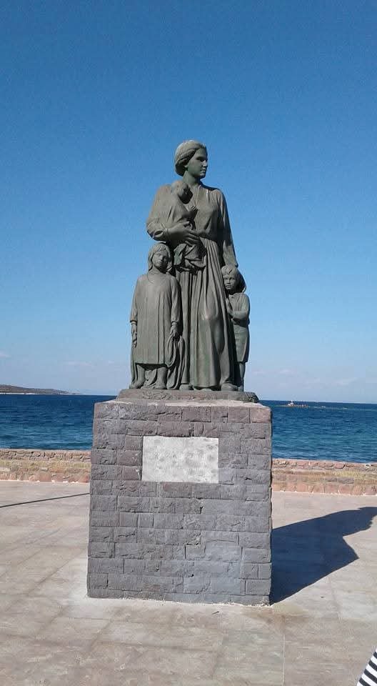 poinsettam's tweet photo. İyi akşamlar,
Aynı amaçla yapılmış suyun iki yakasındaki iki heykel: 1923 yılında Midilli-Ayvalık, Ayvalık-Midilli arasındaki mübadelenin simgesi💔🥺
#Küçükkuyu
#Ayvacık
#Lesvos
#1923Mübadele
Soldaki Küçükkuyu
Sağdaki Midilli https://t.co/O8qj5xDyzV