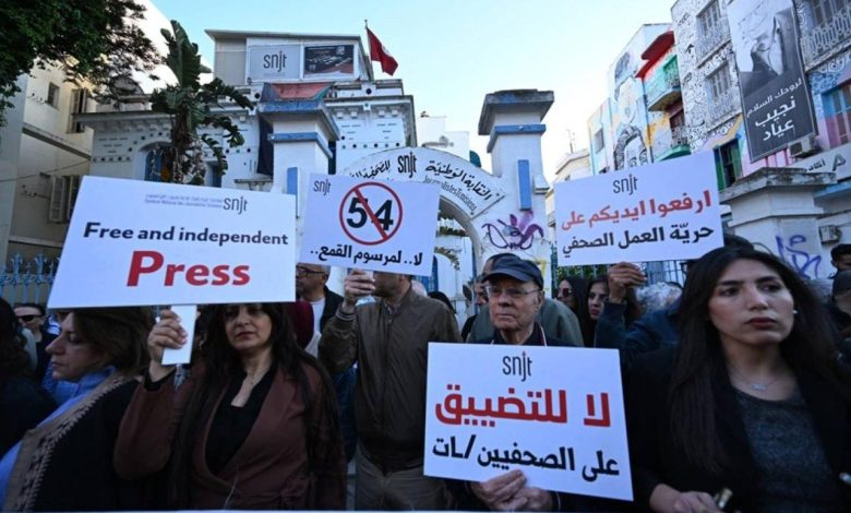 tunisianobs1's tweet photo. شواهد على أسوأ حقبة للإعلام تشدها تونس تاريخيا في عهد قيس سعيد
#تونس #قيس_سعيد 
https://t.co/tq2IjVQnRR https://t.co/O3xno5u1Vw