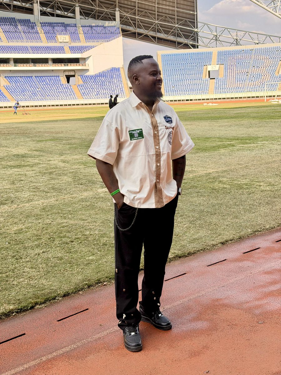 GwambaOfficial's tweet photo. Pa ground! 

Making sure OUR NATIONAL STADIUM is in good condition. Great progress! 

📌 https://t.co/a6XWo8swyg