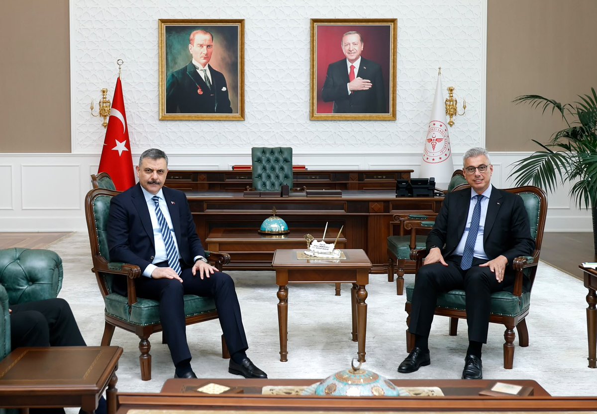 mustafaciftcitr's tweet photo. Sağlık Bakanımız Sayın Prof. Dr. Kemal Memişoğlu’nu ziyaret ettik.

Afet ve acil durumlarda sağlık hizmetlerinin koordinasyonu ile vatandaşlarımızın acil hizmetlere hızlı ve kolay erişimini sağlayan Hayat 112 uygulamamız başta olmak üzere Bakanlıklarımızın ortak çalışma alanlarını değerlendirdik.

Vatandaşlarımızın sağlık ve güvenliğini önceleyen çalışmaları, Bakanlıklarımızın müşterek gayretiyle kararlılıkla sürdüreceğiz.

Nazik ev sahipliği ve samimi misafirperverlikleri için Sayın Bakanımıza teşekkür ediyorum.

@drmemisoglu