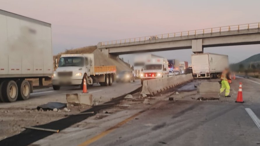 GN_Carreteras's tweet photo. #TomePrecauciones en #Querétaro se registra cierre parcial a la circulación tras #AccidenteVial cerca del km 047+800, de la carretera Macrolibramiento-Querétaro, a la altura del Mpio. de El Salitrillo, con dirección a Apaseo el Grande. Atienda indicación vial. https://t.co/0LvU1BptXt