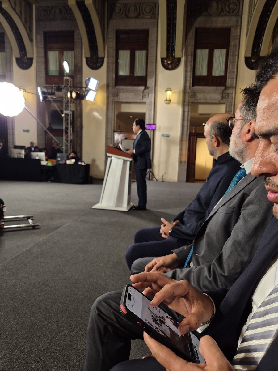 JASRA1's tweet photo. El titular de @SEP_mx @mario_delgado presenta a @JonathanHaidt autor del libro La Generación Ociosa y creador del movimiento de La Generación Ansiosa y al Ing Arturo Vega experto en la seguridad digital y actual Protector de Usuarios de @Meta https://t.co/CdxxFaSmCI