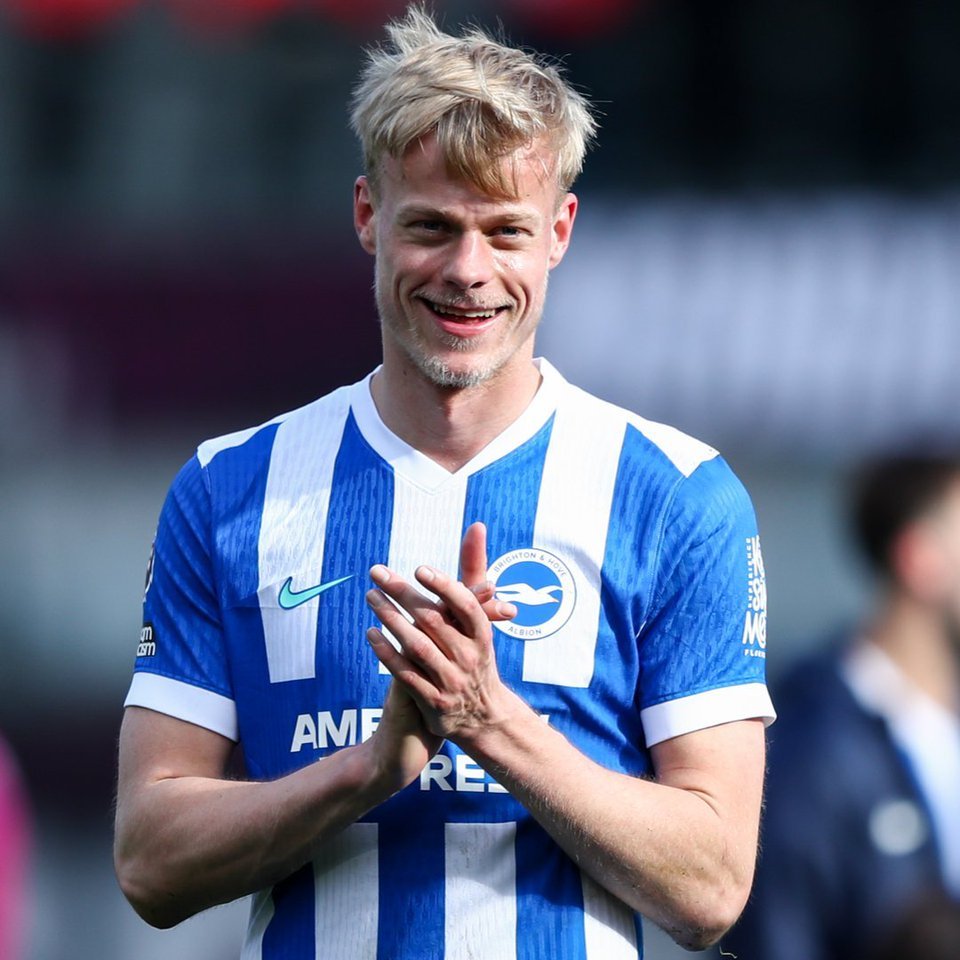 WhoScored's tweet photo. Most times dribbled past per 90 in the Premier League last season among centre backs (2000+ mins):

◉ 0.8 - Marcos Senesi
◉ 0.6 - Jan Paul van Hecke
◎ 0.6 - Lewis Dunk
◎ 0.6 - Chris Richards
◎ 0.5 - Pascal Struijk https://t.co/BoP2FE5GXP
