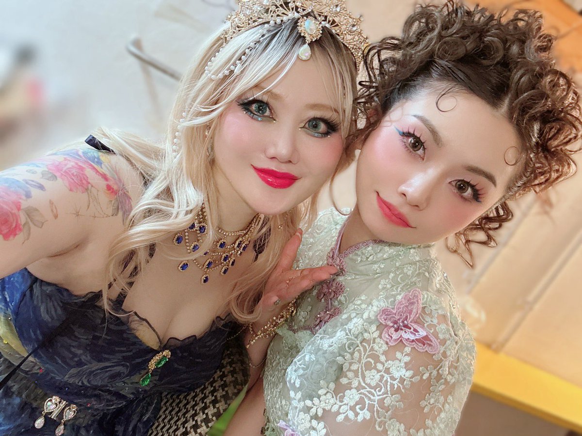 Oo_Ruan_oO's tweet photo. アンコールでは『カデナ』『トランキライザーの恋人』をコラボ歌唱🦋

容子さんが電影と少年CQに提供してくださった大切な楽曲を、一緒に歌えて幸せでした(T-T)

容子さんの歌声で心が浄化された日💎
また必ず親子共演しましょう！Mama=͟͟͞͞♡ https://t.co/NLcz3dPqAN