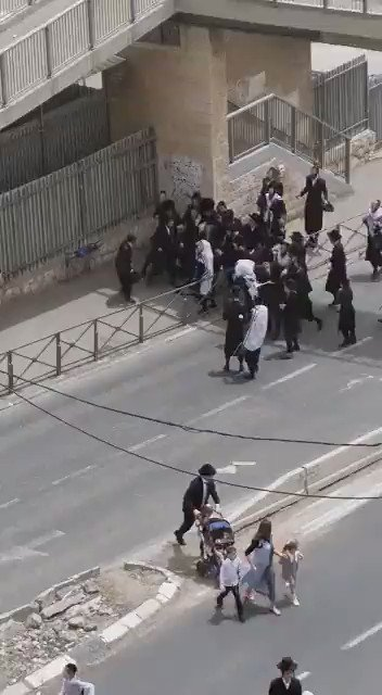 ravfruman's tweet photo. הוא נמצא שם בירושלים, והוא אומר לה 'מה את מדברת, אני עם החסידים כאן. בטח שטוב לי'. 
זה האבטיפוס של החבורה החסידית. שהיא מלאה באהבה. 
נכון, לפעמים האהבה מתגלה בזה שמרביצים לחסידים השניים, אבל כבר אמרו: בלי קנאה אין אהבה https://t.co/eUPFUb5MBy