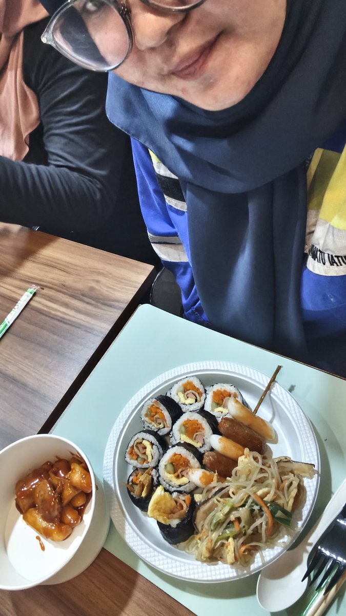luvmysky_'s tweet photo. pulang kerja langsung pulang ❌
pulang kerja ikut kelas bikin kimbab ✅

cape seharian ngerjain payroll langsung ilang pas interaksi langsung sama orang korea nya hihii https://t.co/oLnJXaDFC3