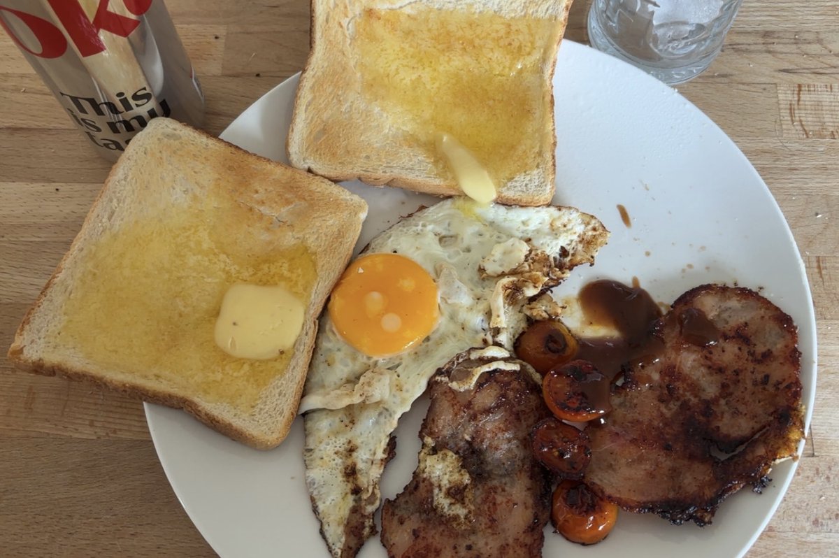 msirishcatcat's tweet photo. Marks out of ten for my breakfast 😎 https://t.co/iYJ0FPaiS3