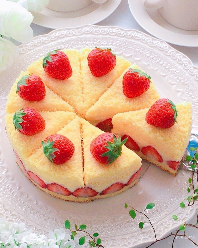 daily_dolce's tweet photo. The most perfect strawberry cake (made by yuri_diary03) https://t.co/MZopcZprCw