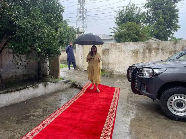 realbasitbaig's tweet photo. تحصیل کہوٹہ کی اسسٹنٹ کمشنر حوبرو حسینہ نے چھتری خود تھام کر موجودہ سسٹم کو مزید تباہی سے بچانے کی کوشش کی۔ 
البتہ ریڈ کارپٹ پر فوٹو شوٹ کروانا باقاعدہ افسر شاہی کا ڈیوٹی بن چکا ہے۔ https://t.co/d5zG6eALgs