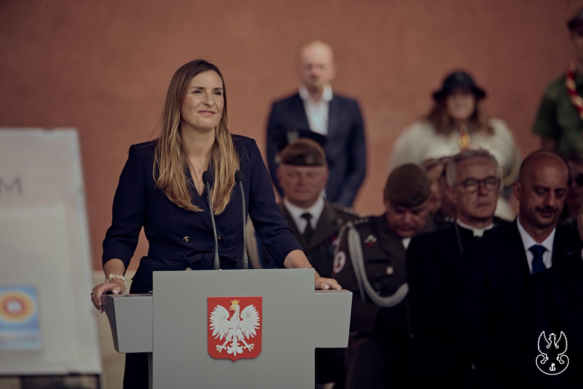 terytorialsi's tweet photo. 🇵🇱 Symbol honoru, tradycji i wierności Ojczyźnie. 18 SBOT otrzymała sztandar wojskowy!

Na Placu Zamkowym w Warszawie odbyła się dziś uroczystość, która na trwałe zapisze się w historii 18 Stołecznej Brygady Obrony Terytorialnej im. gen. bryg. Antoniego Chruściela ps. „Monter”. Prezydent Rzeczypospolitej Polskiej, Zwierzchnik Sił Zbrojnych Karol Nawrocki wręczył jednostce sztandar wojskowy. Z rąk Prezydenta odebrał go dowódca brygady płk Mirosław Tołodziecki.

Sztandar 18 SBOT nawiązuje do charakteru, miejsca służby i historycznego dziedzictwa brygady. Widnieją na nim https://t.co/jWdi9HheIv. znak Polski Walczącej, herb miasta stołecznego Warszawy, wizerunek Matki Bożej Łaskawej – Patronki Warszawy oraz odznaka pamiątkowa jednostki. W rogach strony głównej umieszczono liczbę „18”.

Chrzestnymi sztandaru zostali Maria Kołodziej, przedstawicielka rodziny patrona brygady, oraz ppłk Jakub Nowakowski ps. „Tomek” – uczestnik Powstania Warszawskiego. Ich obecność podkreśliła więź stołecznych Terytorialsów z historią Warszawy i dziedzictwem żołnierzy Armii Krajowej.

W uroczystości uczestniczyli również https://t.co/jWdi9HheIv. sekretarz stanu w Ministerstwie Obrony Narodowej Magdalena Sobkowiak-Czarnecka, szef Biura Bezpieczeństwa Narodowego Bartosz Grodecki, sekretarz stanu w Kancelarii Prezydenta RP Wojciech Kolarski, dowódca Wojsk Obrony Terytorialnej gen. dyw. dr Krzysztof Stańczyk, dowódca Garnizonu Warszawa gen. dyw. Tomasz Dominikowski, marszałek województwa mazowieckiego Adam Struzik oraz wojewoda mazowiecki Mariusz Frankowski. Obecni byli także przedstawiciele dowództw i instytucji wojskowych, władz państwowych i samorządowych, duchowieństwa oraz środowisk kombatanckich.

18 SBOT jest najmłodszą brygadą w mazowieckich strukturach WOT. Została powołana w 2022 roku jako jednostka przygotowana do obrony i wsparcia aglomeracji warszawskiej – „Tarcza Stolicy”. Od dziś jej żołnierze będą pełnić służbę pod własnym sztandarem, który stanie się znakiem ich jedności, odpowiedzialności i gotowości do działania na rzecz Warszawy oraz jej mieszkańców.

Niech sztandar dumnie prowadzi kolejne pokolenia stołecznych Terytorialsów! 🇵🇱

@prezydentpl @MON_GOV_PL @SztabGenWP @warszawa #18SBOT #WOT #Warszawa #TarczaStolicy
