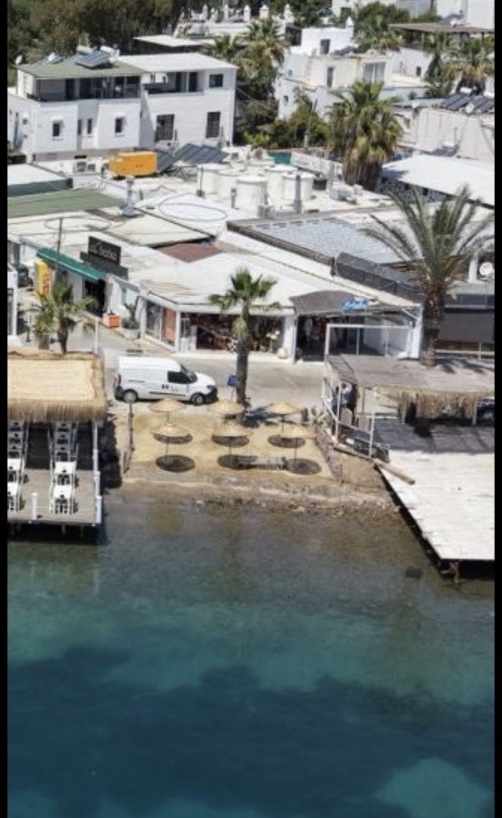 ebugargamelyeni's tweet photo. Ortadaki yer Bodrum Belediyesinin Halk plajıymış. 
Olm bu Halk bunu hak edecek ne yaptı ?
Çok şımartıyorsunuz bizi bak. https://t.co/tEPW45ZEZp