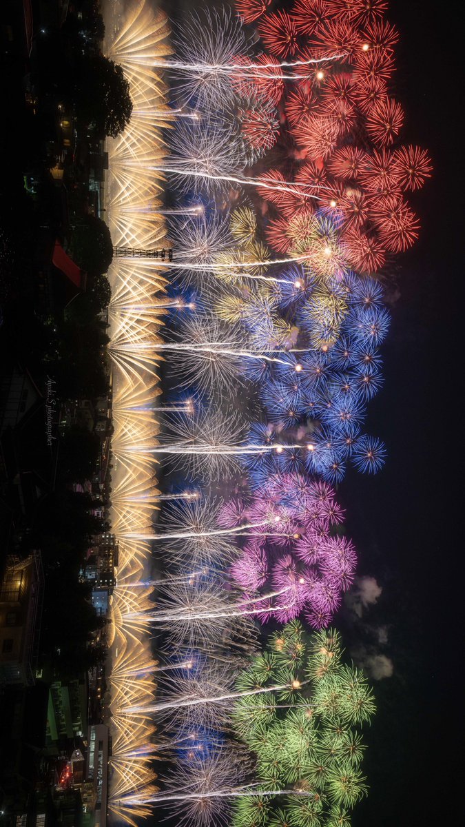 auki999's tweet photo. 長岡の画面いっぱいのフェニックス花火を見て🎇 https://t.co/dLWPqTBYLW