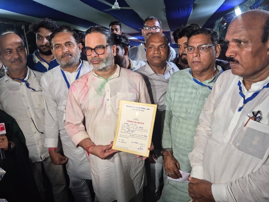 Bihar_se_hai's tweet photo. Prashant Kishore with the winning certificate. https://t.co/BrK149KI29