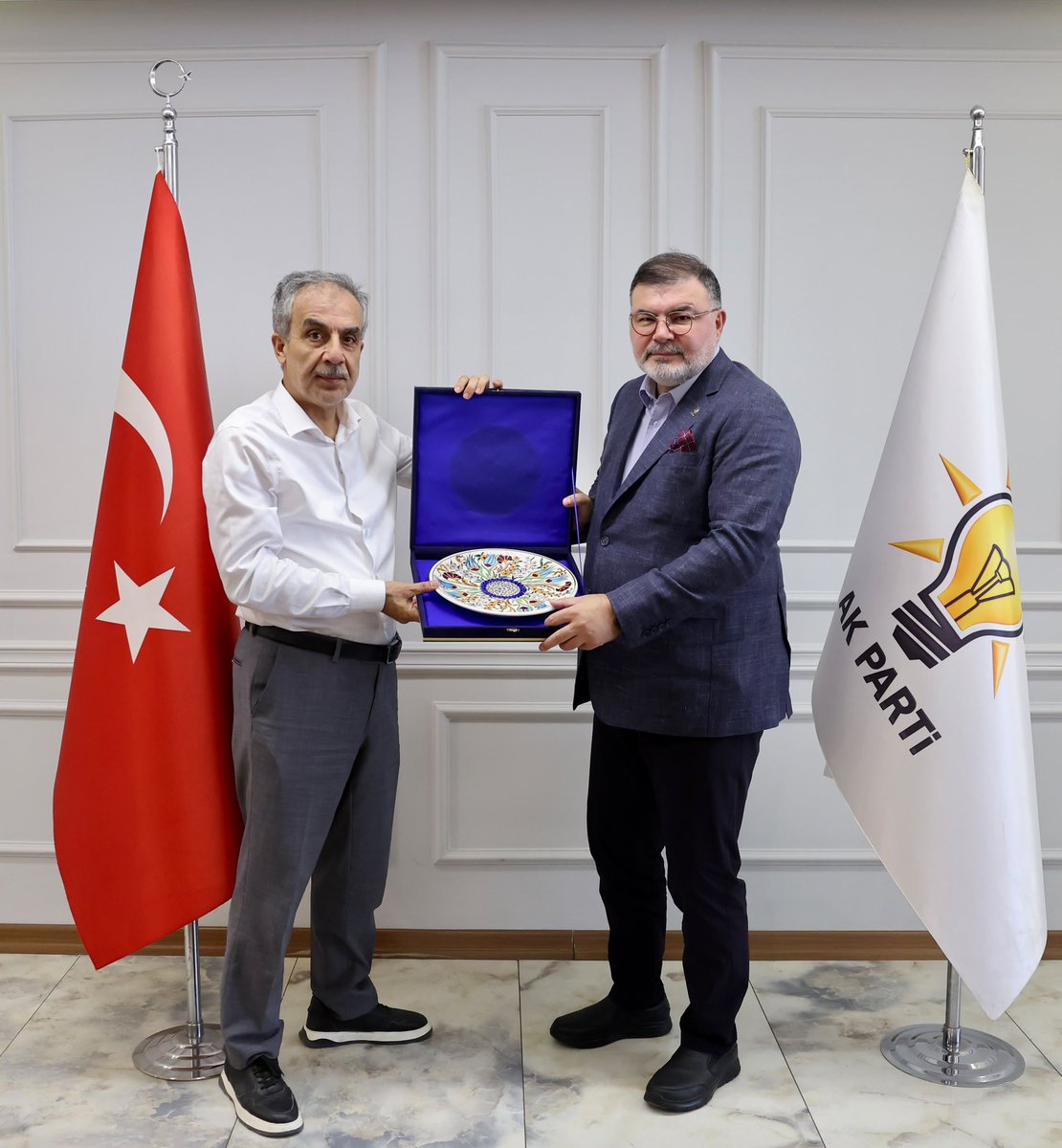 Bilalsaygili's tweet photo. Ege Üniversitesi Rektörü Sayın Prof. Dr. Musa Alcı’yı il başkanlığımızda ağırladık.

Köklü medeniyetimizin ilim anlayışını geleceğe taşıyacak çalışmalar, gençlerimizin eğitim hayatı ve şehrimizin akademik birikimine katkı sağlayacak projeler üzerine değerlendirmelerde bulunduk.

Nazik ziyaretleri ve kıymetli sohbetleri dolayısıyla Sayın Rektörümüze teşekkür ediyor, çalışmalarında başarılar diliyorum.