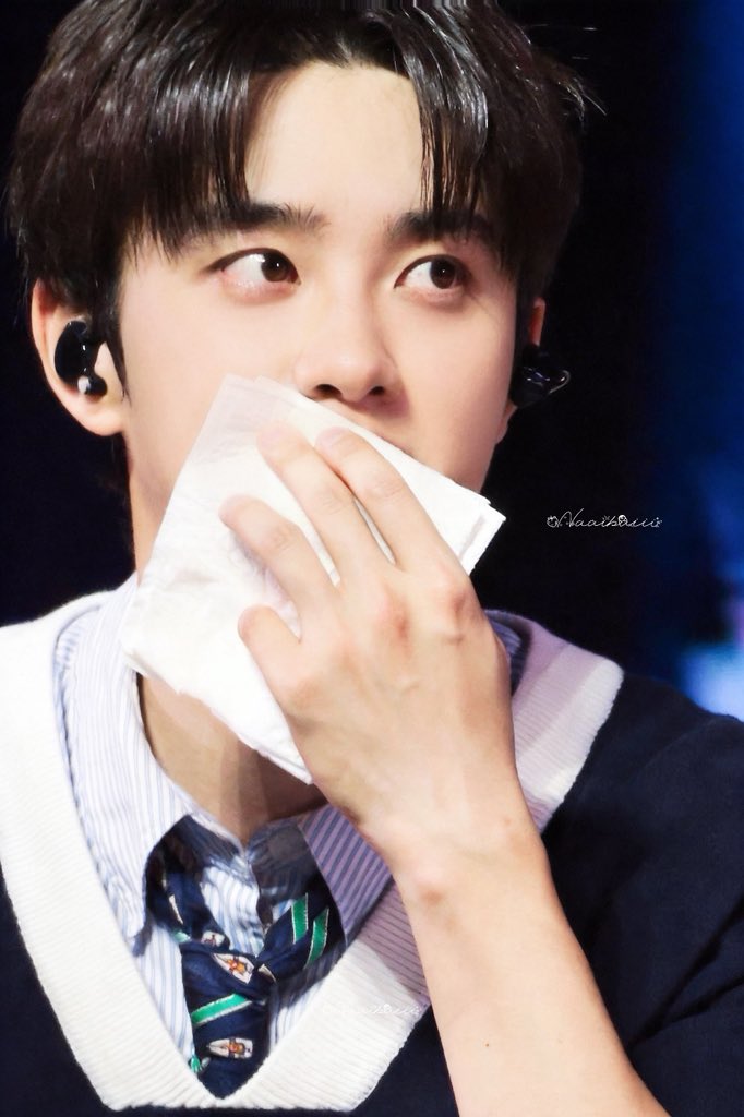 Naaibaiii's tweet photo. 땀 닦는 모습마저 이렇게 귀여워요🫳🏻

20260724 EXhOrizon in SINGAPORE 

#DOHKYUNGSOO #도경수 #디오 #exo
@DOHKYUNGSOO_X

#EXOPLANET https://t.co/9WaNur0qSd
