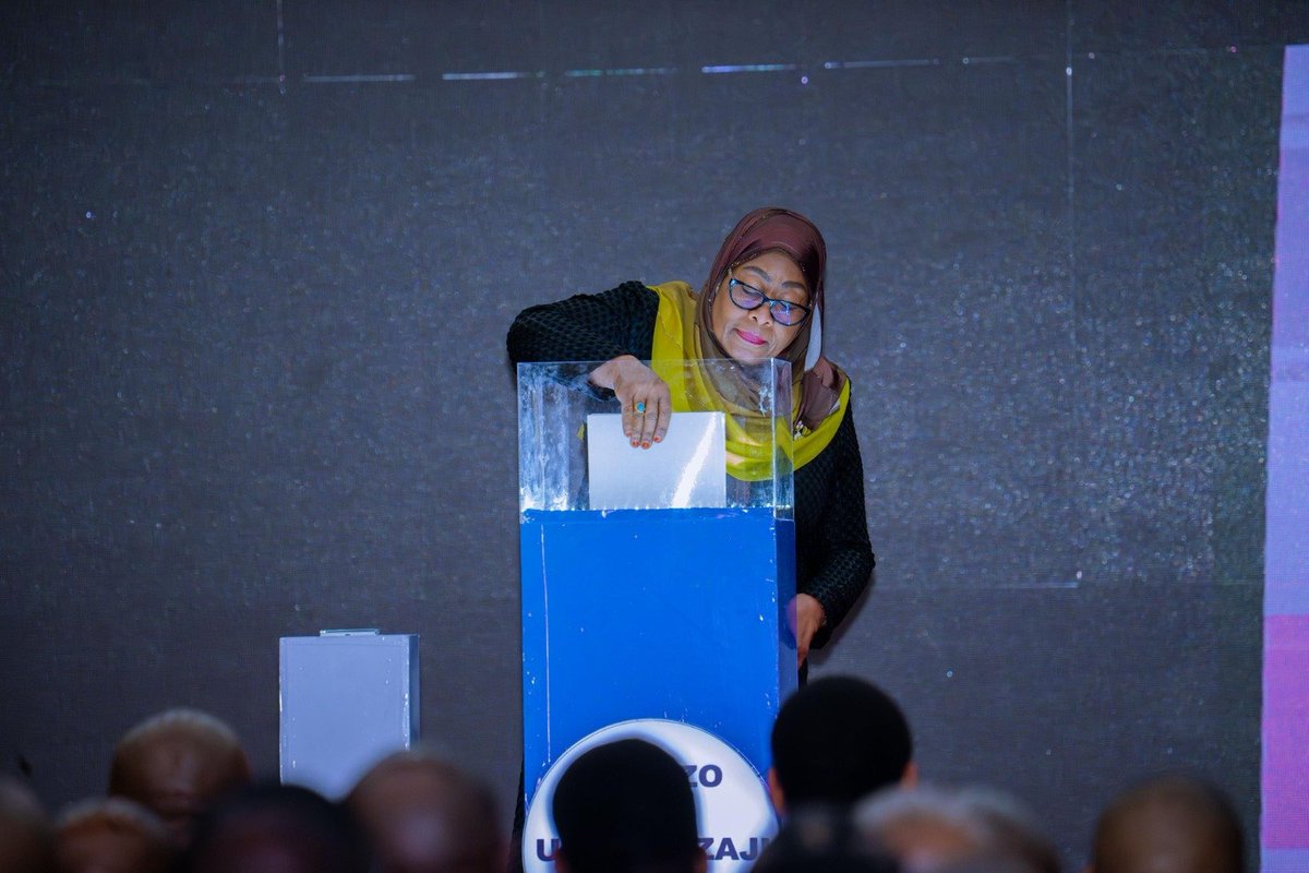 SuluhuSamia's tweet photo. Julai 17, 2025 jijini Dodoma nilipozindua Dira ya Taifa ya Maendeleo 2050, nilielekeza ziandaliwe nyenzo za kuratibu, kufuatilia na kuharakisha utekelezaji wake. Leo nimezindua nyenzo hizo na kushiriki mkutano maalum wa mazungumzo na sekta binafsi, pamoja na kushuhudia utiaji saini wa Tamko la Pamoja kati ya serikali na sekta binafsi linalosisitiza uwajibikaji na ushirikiano katika kufanikisha Dira 2050.

Kwa kuwa sekta binafsi inabeba takribani asilimia 70 ya utekelezaji wa Dira, serikali itaendelea kuweka mazingira wezeshi, kushughulikia changamoto zilizopo na kuhakikisha malengo ya Dira yanatafsiriwa kuwa matokeo yanayogusa maisha ya wananchi.

Ninaielekeza Ofisi ya Rais, Mipango na Uwekezaji pamoja na mamlaka zote zinazohusika kuendelea kutoa elimu kwa wananchi kuhusu utekelezaji wa Dira ya Taifa ya Maendeleo 2050. Aidha, ninawasihi Watanzania kuendelea kudumisha amani, umoja na utulivu ili kwa pamoja tuhakikishe Dira hii haibaki kuwa maono au waraka wa kisera, bali inatekelezwa kwa mafanikio makubwa kwa manufaa ya Taifa letu.

Mungu Ibariki Tanzania.