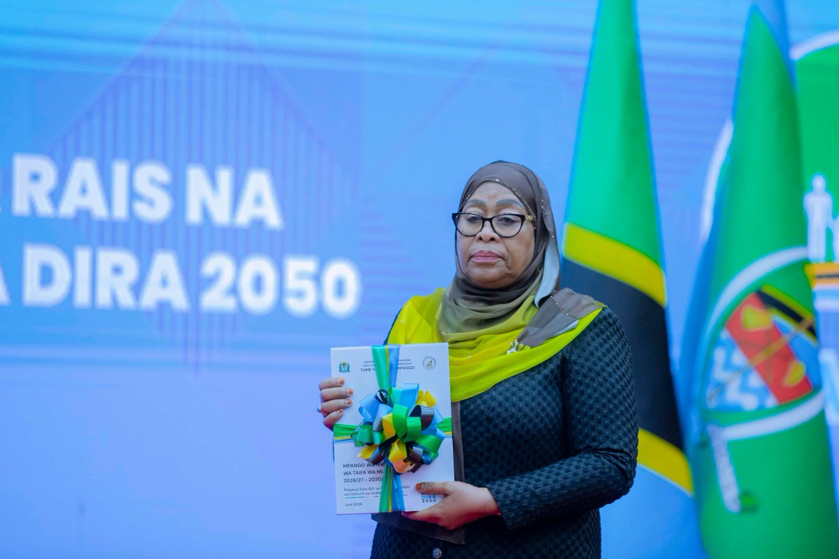 SuluhuSamia's tweet photo. Julai 17, 2025 jijini Dodoma nilipozindua Dira ya Taifa ya Maendeleo 2050, nilielekeza ziandaliwe nyenzo za kuratibu, kufuatilia na kuharakisha utekelezaji wake. Leo nimezindua nyenzo hizo na kushiriki mkutano maalum wa mazungumzo na sekta binafsi, pamoja na kushuhudia utiaji saini wa Tamko la Pamoja kati ya serikali na sekta binafsi linalosisitiza uwajibikaji na ushirikiano katika kufanikisha Dira 2050.

Kwa kuwa sekta binafsi inabeba takribani asilimia 70 ya utekelezaji wa Dira, serikali itaendelea kuweka mazingira wezeshi, kushughulikia changamoto zilizopo na kuhakikisha malengo ya Dira yanatafsiriwa kuwa matokeo yanayogusa maisha ya wananchi.

Ninaielekeza Ofisi ya Rais, Mipango na Uwekezaji pamoja na mamlaka zote zinazohusika kuendelea kutoa elimu kwa wananchi kuhusu utekelezaji wa Dira ya Taifa ya Maendeleo 2050. Aidha, ninawasihi Watanzania kuendelea kudumisha amani, umoja na utulivu ili kwa pamoja tuhakikishe Dira hii haibaki kuwa maono au waraka wa kisera, bali inatekelezwa kwa mafanikio makubwa kwa manufaa ya Taifa letu.

Mungu Ibariki Tanzania.