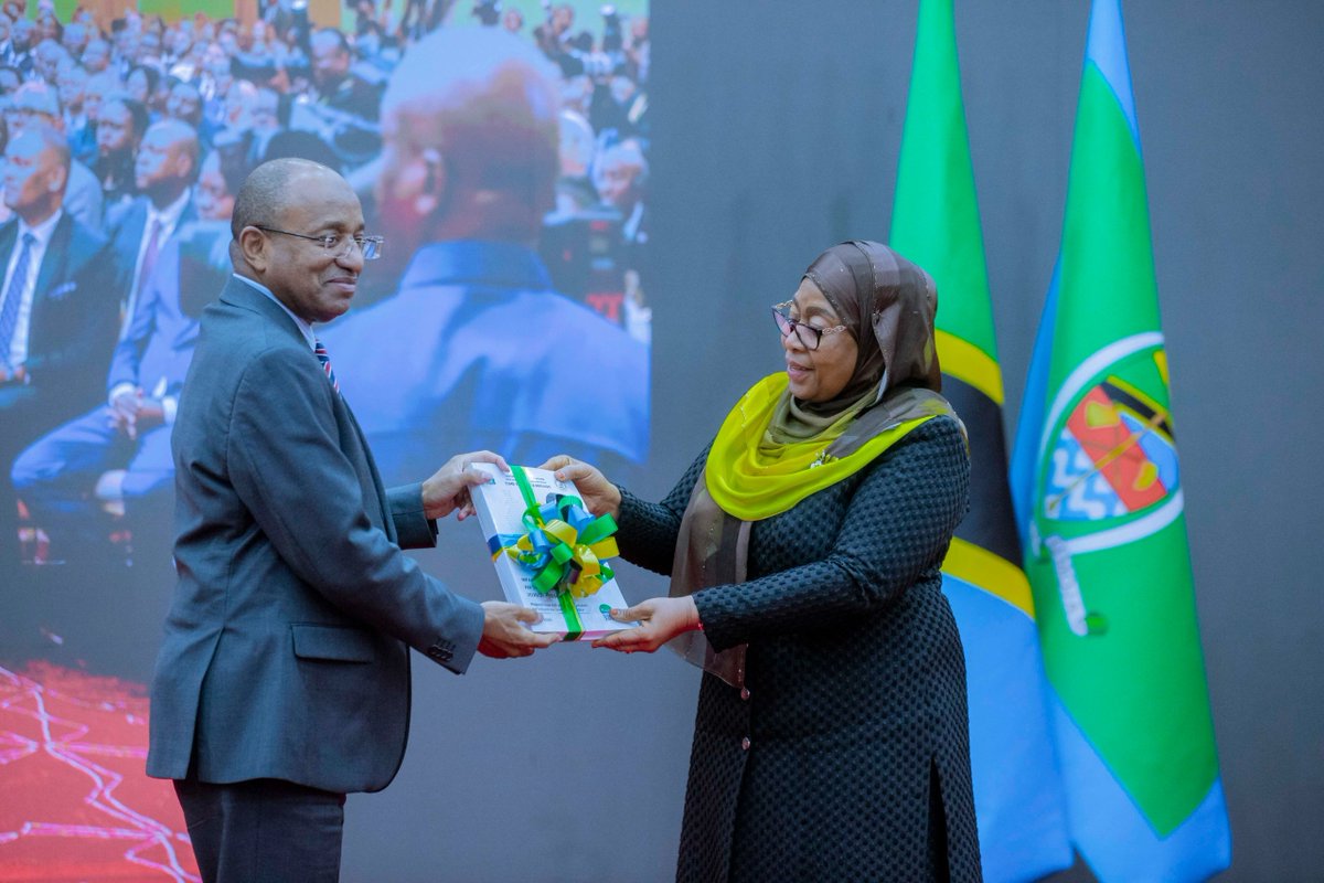 SuluhuSamia's tweet photo. Julai 17, 2025 jijini Dodoma nilipozindua Dira ya Taifa ya Maendeleo 2050, nilielekeza ziandaliwe nyenzo za kuratibu, kufuatilia na kuharakisha utekelezaji wake. Leo nimezindua nyenzo hizo na kushiriki mkutano maalum wa mazungumzo na sekta binafsi, pamoja na kushuhudia utiaji saini wa Tamko la Pamoja kati ya serikali na sekta binafsi linalosisitiza uwajibikaji na ushirikiano katika kufanikisha Dira 2050.

Kwa kuwa sekta binafsi inabeba takribani asilimia 70 ya utekelezaji wa Dira, serikali itaendelea kuweka mazingira wezeshi, kushughulikia changamoto zilizopo na kuhakikisha malengo ya Dira yanatafsiriwa kuwa matokeo yanayogusa maisha ya wananchi.

Ninaielekeza Ofisi ya Rais, Mipango na Uwekezaji pamoja na mamlaka zote zinazohusika kuendelea kutoa elimu kwa wananchi kuhusu utekelezaji wa Dira ya Taifa ya Maendeleo 2050. Aidha, ninawasihi Watanzania kuendelea kudumisha amani, umoja na utulivu ili kwa pamoja tuhakikishe Dira hii haibaki kuwa maono au waraka wa kisera, bali inatekelezwa kwa mafanikio makubwa kwa manufaa ya Taifa letu.

Mungu Ibariki Tanzania.