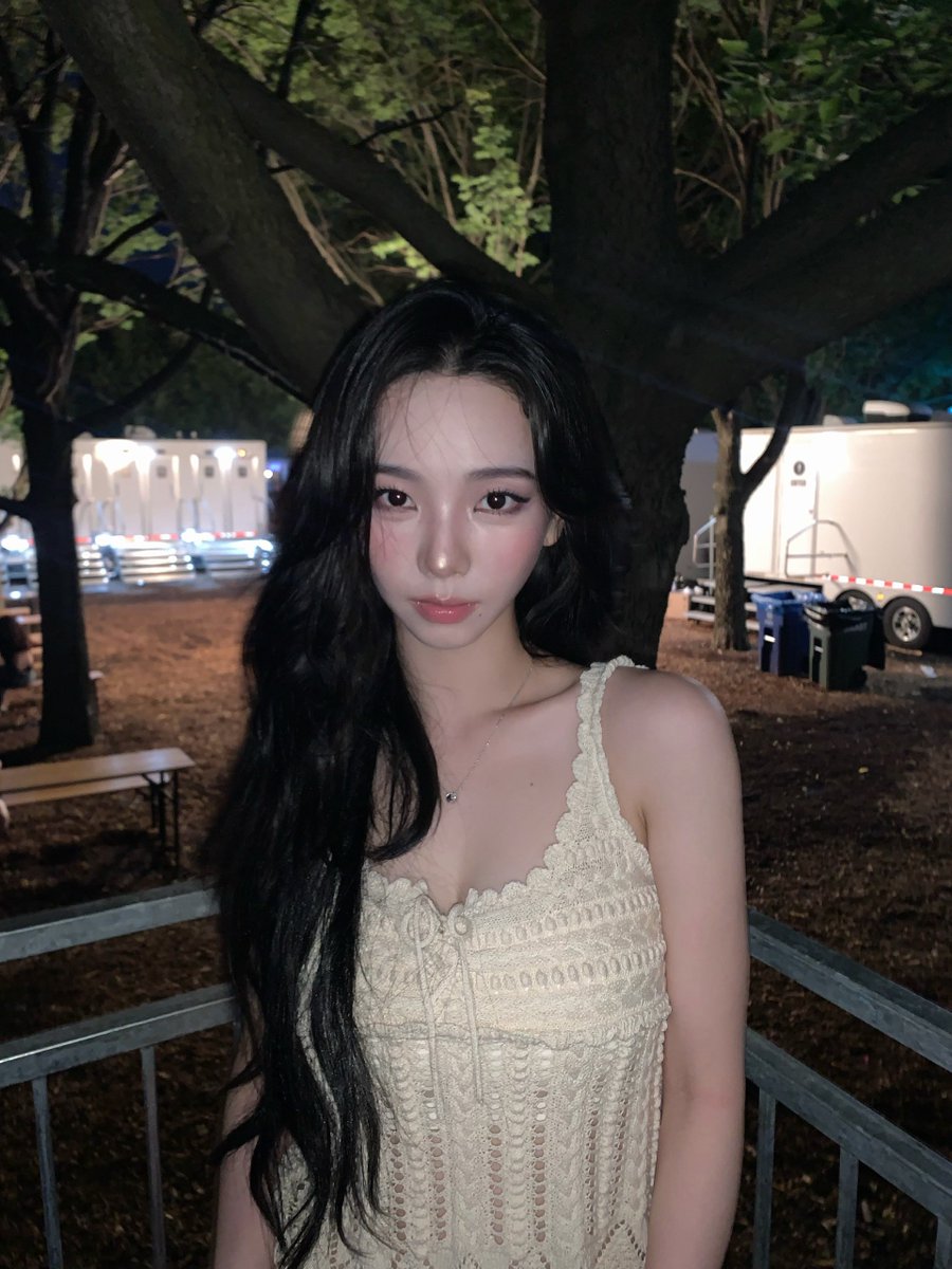 karloops's tweet photo. EXCUSE ME KARINA??!? SHE’S SO ATTRACTIVE https://t.co/7INZQDmcDx