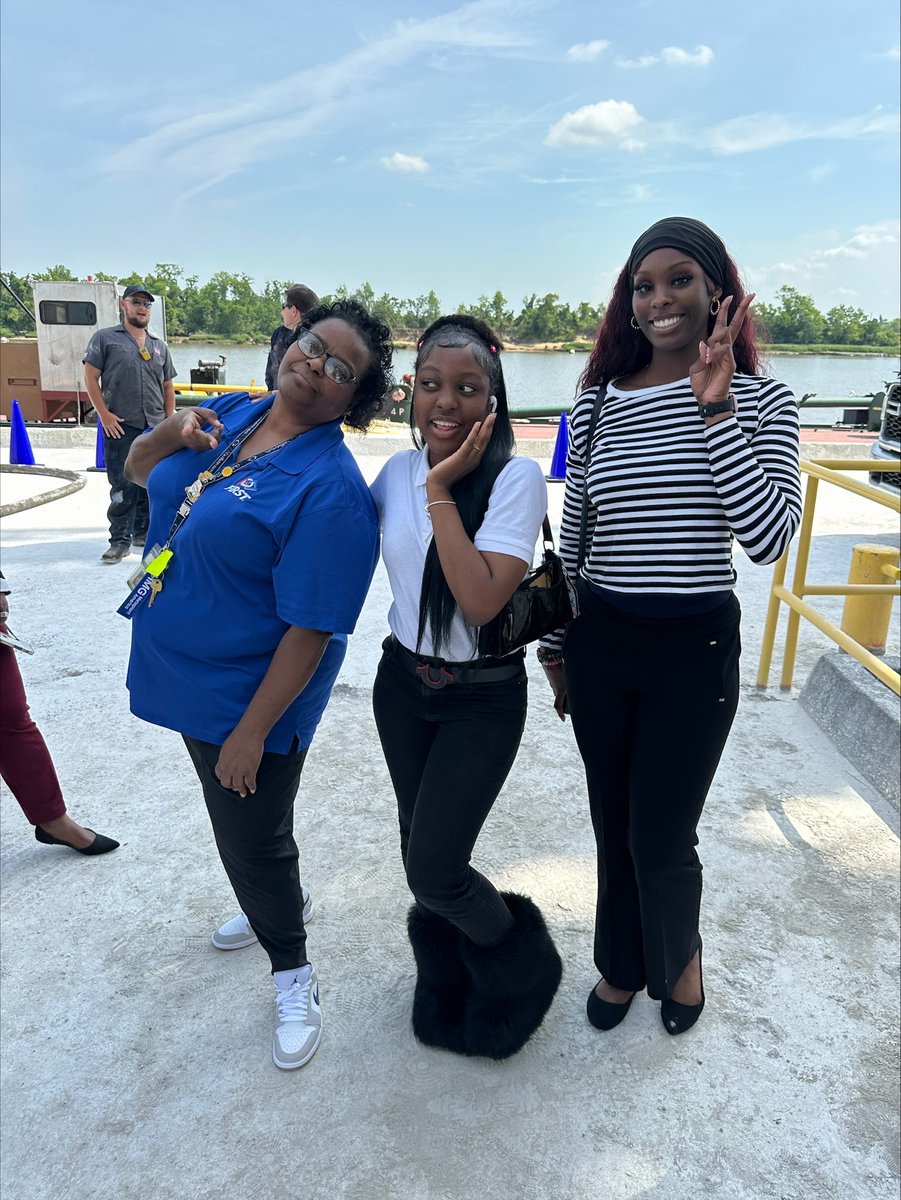 WomenInTrucking's tweet photo. Meet our August Member of the Month, Gina Smith, Logistics, Supply Chain, and Manufacturing Instructor at Robert W. Groves High School! 👋🚛

👉Check out #HERstory: https://t.co/q0ZDXmDbxH

#WomenInTrucking https://t.co/5vQV7pJVOy