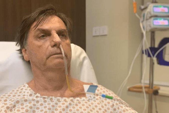 esiodelima's tweet photo. A velha tática da comoção hospitalar :
Michelle Bolsonaro recorre ao hospital como quem recorre à última página do manual da política ultrapassada: a foto manjada da "vítima" para esconder que, na vida real, o que está internado mesmo é o projeto bolsonarista. https://t.co/CHGLaXhcrp