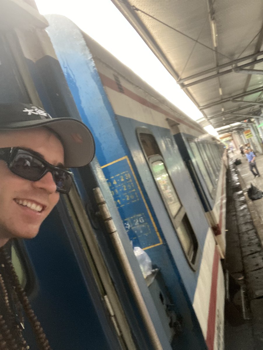 olizaytun's tweet photo. 🚂 Taking the train for a journey through Vietnam. This is the way to explore the country. 🇻🇳 https://t.co/BZtUMWutum