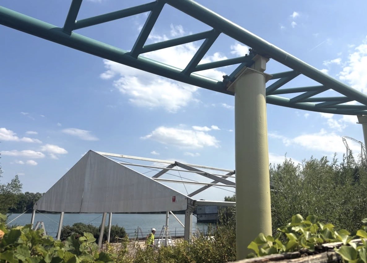 ThorpeGuide's tweet photo. Fright Nights update 👻 

A brand new marquee is going up on the previous site of The Crows of Mawkin Meadow 🚧

Could this be the site of this year’s brand new maze? 👀

📸 zachariahhassler

#ThorpePark #ThorpeGuide #FrightNights https://t.co/NPbZvTdQQA