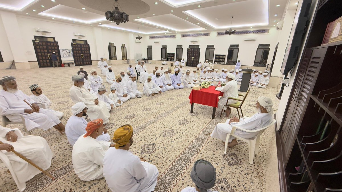 soharlibrary's tweet photo. نظمت مكتبة صحار للثقافة والابتكار بالتعاون مع مركز العلامة محمد بن محبوب الرحيلي محاضرة بعنوان "فضل أهل عمان"، ألقاها فضيلة الدكتور الشيخ خليفة البوسعيدي. وتوجت الفعالية بتكريم الطلاب المتميزين للأسبوع الخامس. https://t.co/5J0hs9aeiZ