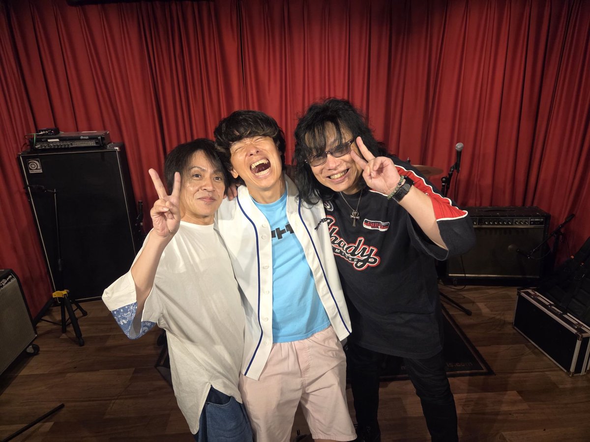 cetomohiro's tweet photo. 要するに、ふつつか者の後輩を��かく受け入れて下さった先輩お二人、熱い演奏の各メンバー諸氏、スタッフの皆さん、RiNenさん、そしてご来場の皆さんが最高だ、という事！

誠にありがとうございます！

皆さん、vol2を開催したら来てくれますか？！

#現王園崇 さん
#長友仍世 さん
#フルヤトモヒロ https://t.co/ylxNwi5Anf
