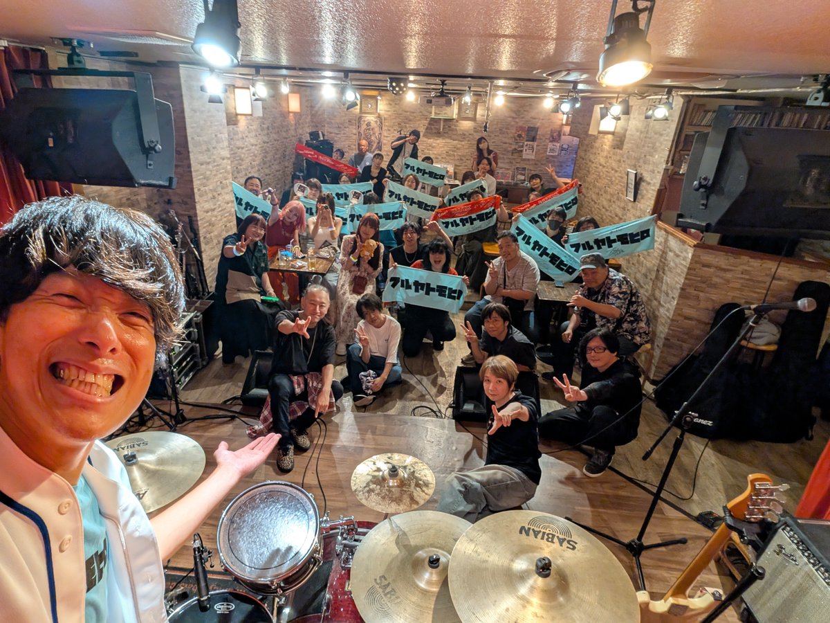 cetomohiro's tweet photo. 要するに、ふつつか者の後輩を��かく受け入れて下さった先輩お二人、熱い演奏の各メンバー諸氏、スタッフの皆さん、RiNenさん、そしてご来場の皆さんが最高だ、という事！

誠にありがとうございます！

皆さん、vol2を開催したら来てくれますか？！

#現王園崇 さん
#長友仍世 さん
#フルヤトモヒロ https://t.co/ylxNwi5Anf
