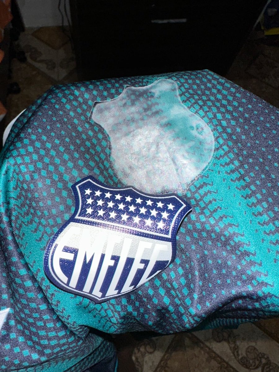 maggucha's tweet photo. Una sola puesta y miren, esa es la calidad que ofrece Adidas a los hinchas de @CSEmelec 😒

Y no, no fue lavada en lavadora, a mano y se salió por completo el escudo! @JDJimenezV https://t.co/OBW2qUHXNi